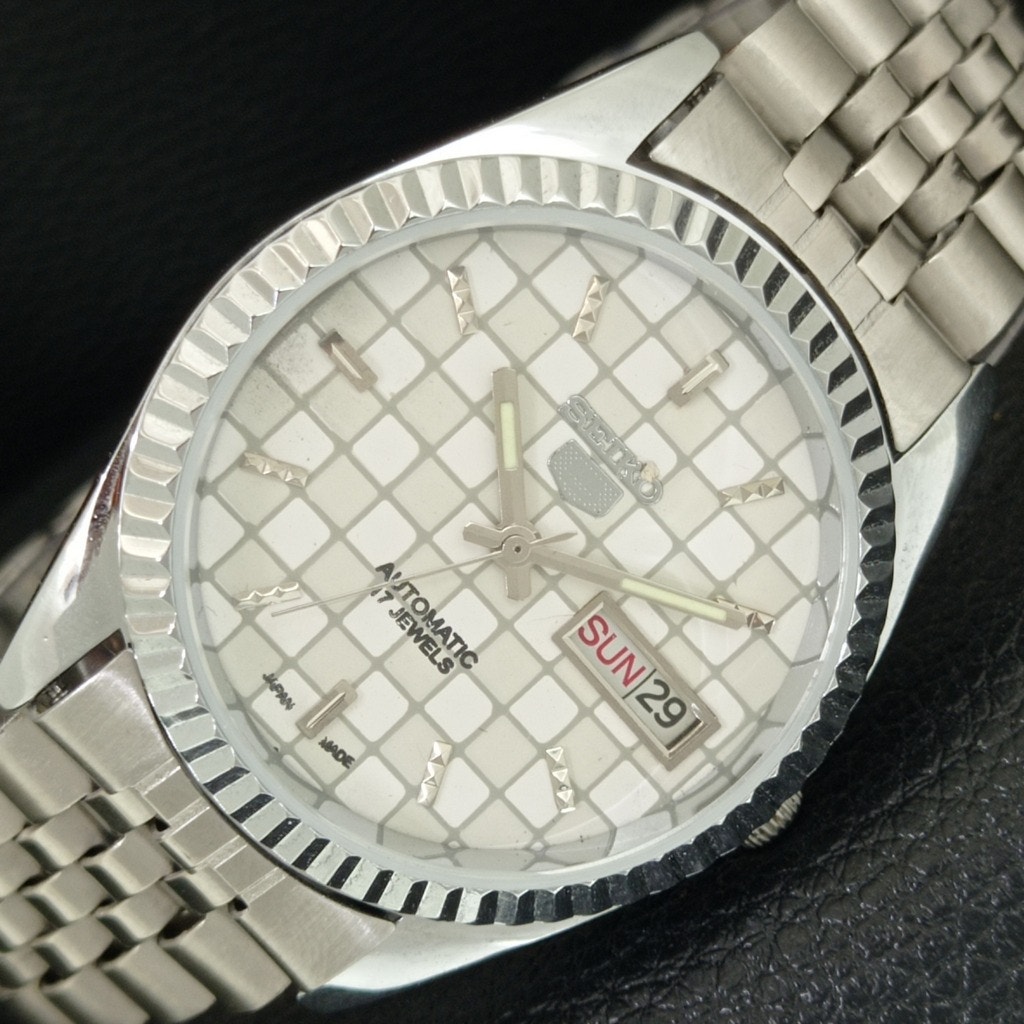 Vintage 1985 Seiko Automatic Mens Silver Watch WDaydate  Silver Accents